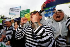 "희망고문 그만"…탄력 잃은 '문신사법' 수갑 찬 문신사들, 절규