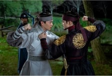 '귀궁' 육성재. 김지훈과 멱살잡이 현장 포착  "이게 웬 하극상?" [오늘밤 TV]