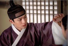 '귀궁' 육성재, 김지연 바라보는 눈빛이 달라졌네…로맨스 급물살 [오늘밤 TV]