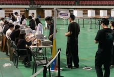 추가 수익 유혹 vs 차익 실현 욕구…증권·재생에너지·지주 '들썩'