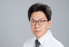 인공관절 수술 직후 '걷기 운동' 괜찮나? "혈전 예방·관절 회복에 필수"