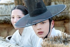 '귀궁' 육성재-김지연, 대낮 절체절명의 추격전 포착! [오늘밤 TV]