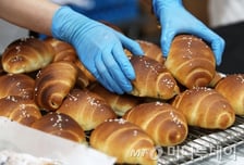 "열사병 겁나네" 무더위에 땀 뻘뻘…'소금빵' 먹으면 도움 될까?