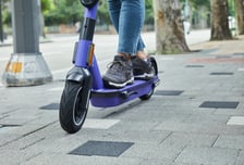 차와 '쾅', 사망까지 부른다…이어폰 낀 '킥라니'의 최후