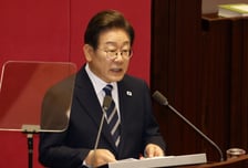 이재명 대통령 '잘하고 있다' 64%…민주당 43%, 국힘 23%