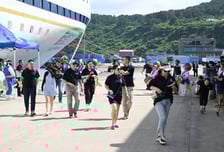 관광 오면 지원금… 현금 푸는 지자체