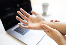 "밤마다 손 끝이 찌릿" 중년여성 울리는 이 증상…당뇨병 신호?