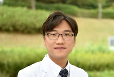 술·담배 즐기다 옆구리까지 아픈 복통이…최악의 암 부르는 '이 병'