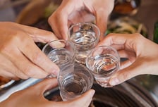 건강한 음주 절대 수칙…술 1잔에 물 1잔, 숙취 줄여줘요