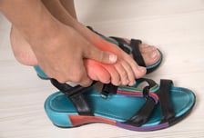 발가락 사이 5㎜ 안 벌어진다면…한여름 편하게 신는 이 신발이 '독'