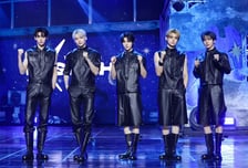 7년 차 TXT, '함께'의 가치 강조한 'Beautiful Strangers'