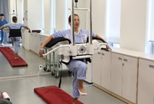 어린아이 구하다 교통사고…14년 목발 짚던 의인, 20분만에 '벌떡'