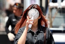 40도 폭염 '생존템' 아니었어?…"체온 올릴 수도" 손선풍기의 배신