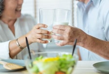 혈당·뼈 건강 챙겨야 하는 부모님, 두유 vs 우유 중 '효자 식품' 고른다면