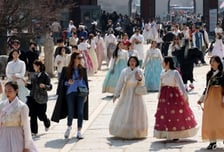 "중국 단체 관광객 무비자 입국 허용" 요청에…이 종목 급등