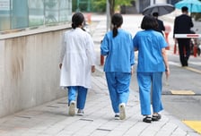 사직 전공의들 원래 병원 복귀…'의료정책 재검토·법적부담 완화' 합의는 아직