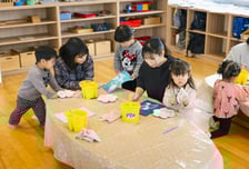 엄마의 '독박 육아' 해방…일본 시골마을 '출산율 2.95명' 대반전의 비결