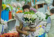 꽃을 든 송중기, '마이 유스'서 플로리스트 열연