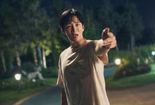 '순수총각' 안보현이 여름극장가에 불러온 힐링 꽃바람