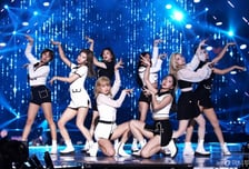 "트와이스·스키즈 온다"JYP, 투자 매력도 상승…목표가↑-유안타