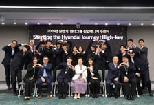 "용기 내어 도전하라"…현정은 회장, 신입사원 수료식 참석