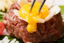 야구장서 시원하게 육회 한 컵…이 날씨에 괜찮을까? [한 장으로 보는 건강]