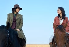 여배우 몸이 아닌 시대를 벗긴 ‘애마’, 부조리에 날리는 빅엿