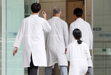다음주면 병원 돌아오는 전공의들…'내부갈등·필수과 기피'는 과제로