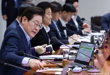 [속보]이재명 대통령 "SOC 예산, 국민께 투자 기회 드리는 공공-민간 중간 형태 모색" 당부