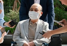 '김건희 여사에 사위 인사청탁'…이봉관 회장 휠체어 타고 특검 출석