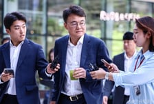 '인사 청탁 의혹' 서희건설 회장 사위, 음료 들고 김건희 특검팀 출석