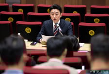 美 구금 300명 풀려난다…강훈식 비서실장 "전세기 곧 출발"