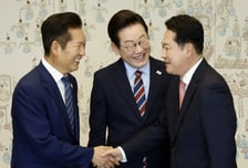 [속보]이재명 대통령, 정청래 민주당 대표에 "많이 가졌으니 많이 내어주시면"