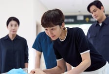 '첫,사랑을 위하여' , 딸 수술실에 들여보낸 엄마 염정아의 애타는 마음