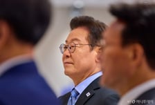 [속보]이재명 대통령 "美 구금됐던 국민들 조만간 귀국…큰 책임감 느껴"