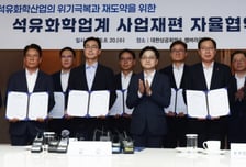 LG화학, 내년 업황 개선 기대…모멘텀 실현 전망-신영증권