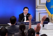 [속보]이재명 대통령 "JYP, 뛰어난 기획가…문화 산업화·글로벌 진출 주력할 것"