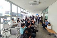 "남편 구금소식 충격, 연락도 안 돼"…공항 달려온 가족 수백명 '긴장'