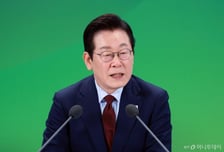 [속보]이재명 대통령, 강원도민들 만나 "가장 힘센 사람…누구도 특별히 억울 않는 세상, 이제 해야"