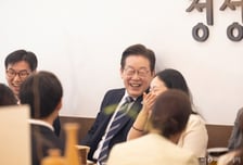 [속보]이재명 대통령, 청년 스타트업들 만나 "같은 역량이면 실패한 사람 성공 가능성 훨씬 높아"