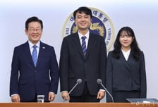 "키 작은 것도 서러운데"…이재명 대통령, 청년담당관 임명식 '웃음꽃'