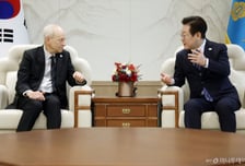 [속보]"샌델 교수, 이재명 대통령에 친필 메시지 담긴 책 두권 선물"