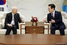 이재명 대통령 만난 마이클 샌델, 선물한 책 2권에 적은 메시지는?