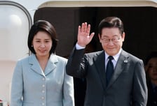 [사진]이재명 대통령, 손 흔들며 출국...3박5일 뉴욕 일정 '스타트'