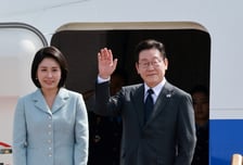 이재명 대통령, 손 흔들며 출국···미국 일정 스타트, 김혜경 여사 '동행'