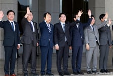 [사진]이재명 대통령 유엔 총회 참석차 출국···참모진·與 지도부 '배웅'