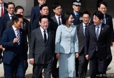 [사진]이재명 대통령 부부, '1호기' 타고 출국···참모진 '환한 미소'로 배웅