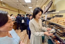 김혜경 여사, 뉴욕 코리안타운 방문…"한국음식 널리 알려줘 감사"