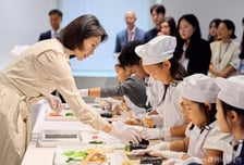 '케데헌처럼 김밥을···' 김혜경 여사, 美 동포 어린이 만나 '격려'