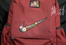 "엄마가 한땀한땀"…나이키, 중국 '짝퉁 가방'에 감동한 사연